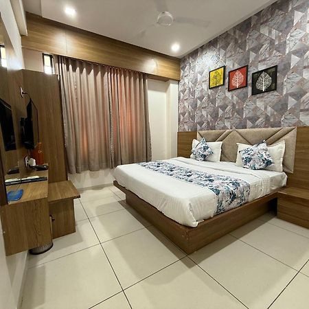 Hotelsuncity Inn Vadodara Kültér fotó