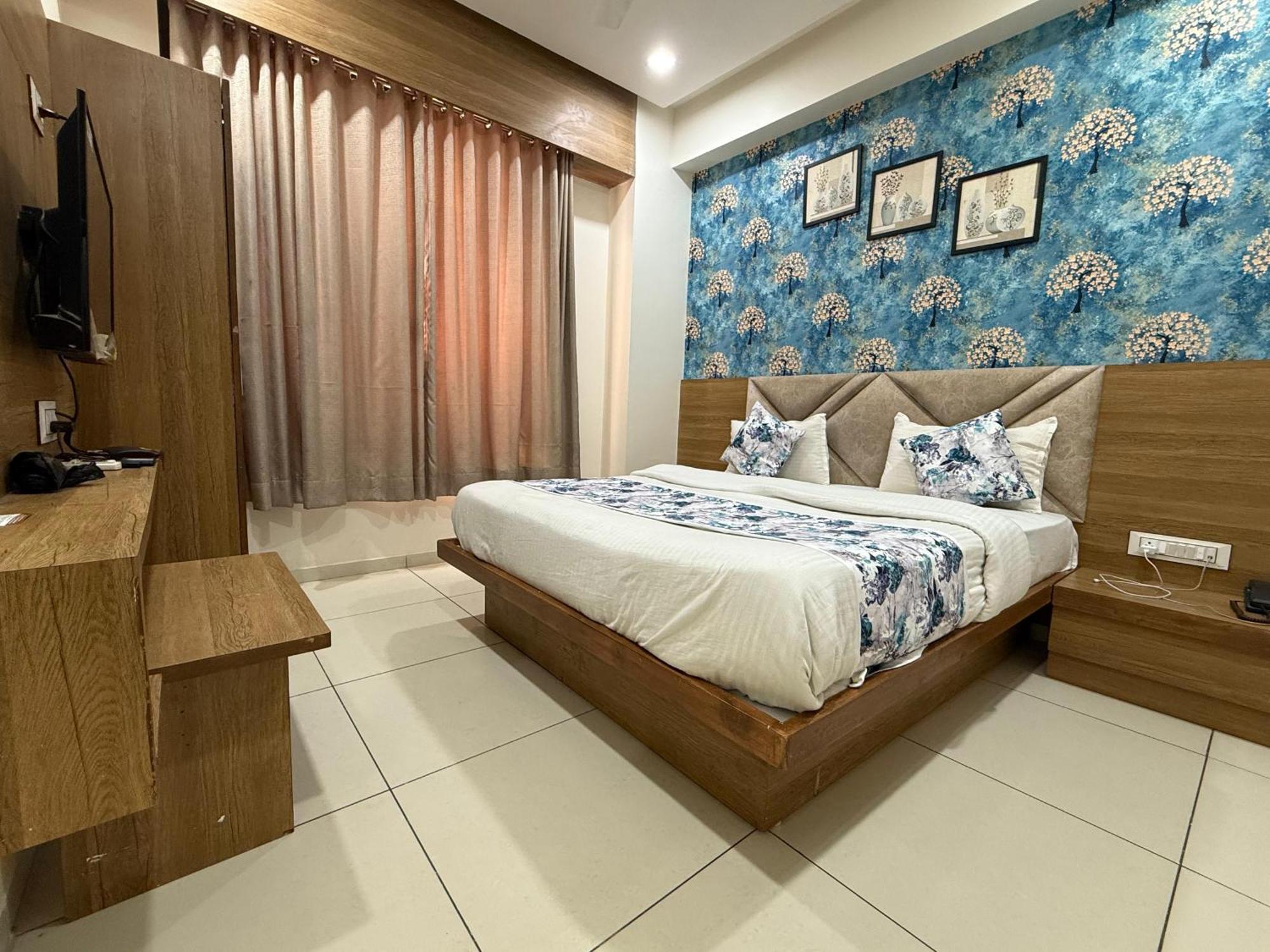 Hotelsuncity Inn Vadodara Kültér fotó
