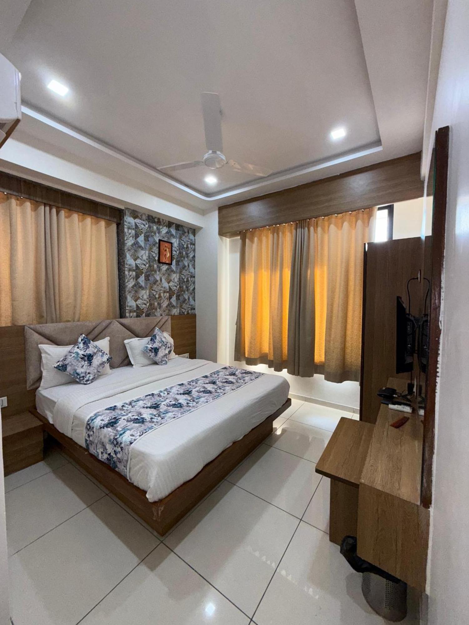 Hotelsuncity Inn Vadodara Kültér fotó