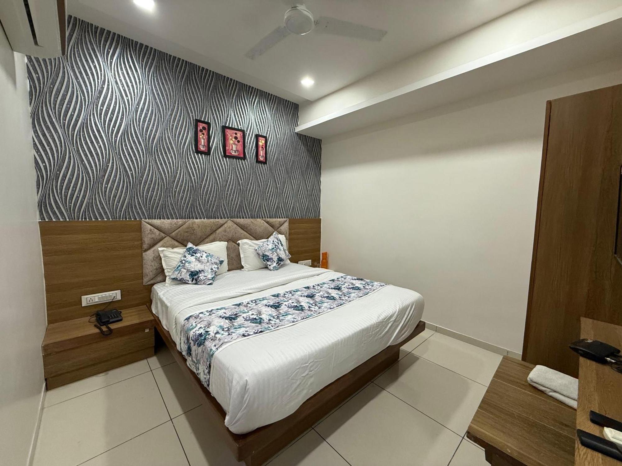Hotelsuncity Inn Vadodara Kültér fotó