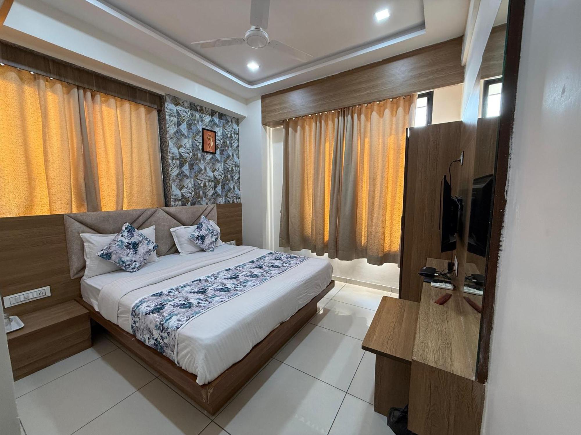 Hotelsuncity Inn Vadodara Kültér fotó