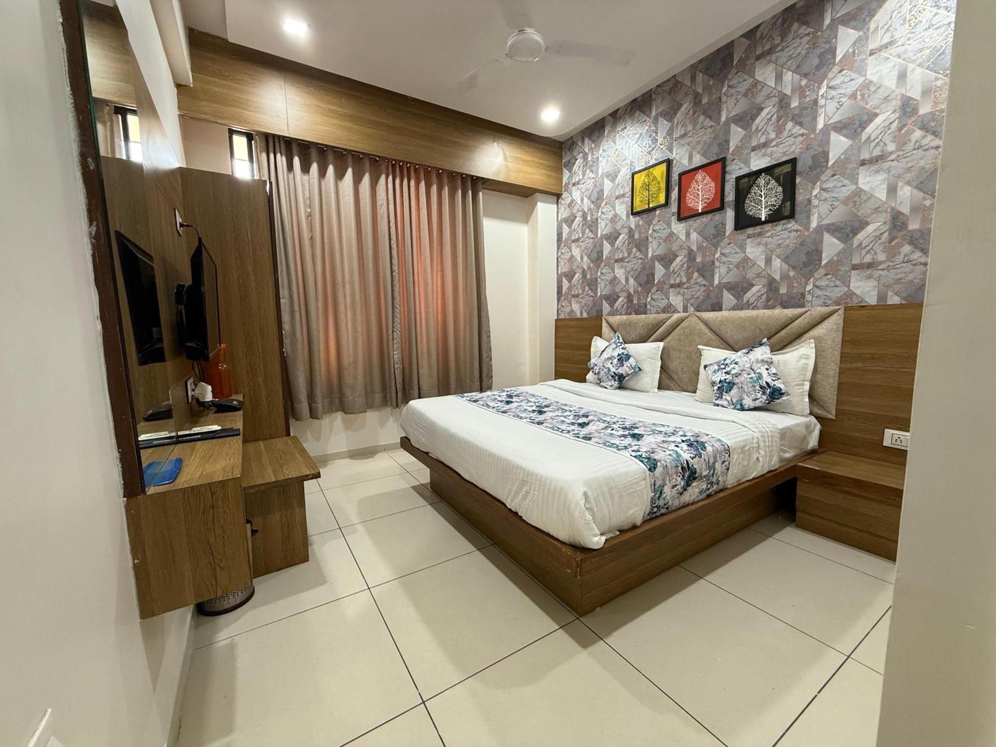 Hotelsuncity Inn Vadodara Kültér fotó
